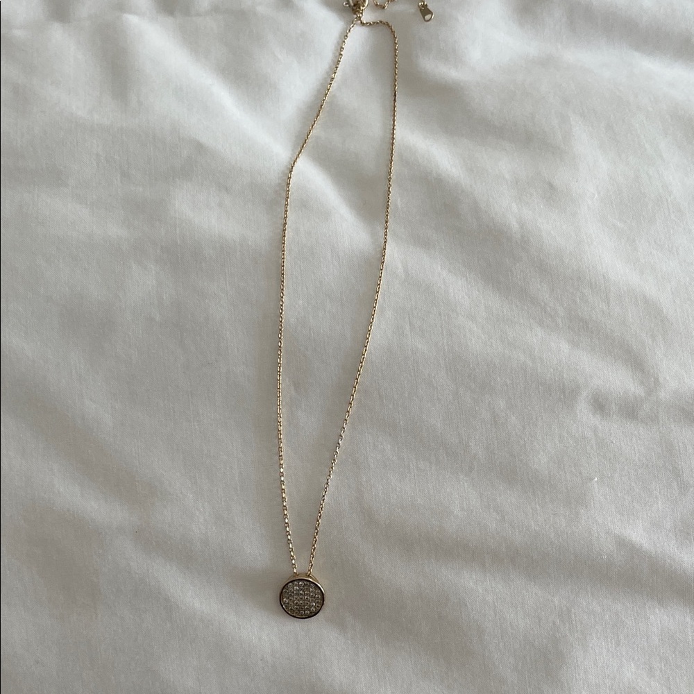 Elegant Gold Pendant Necklace